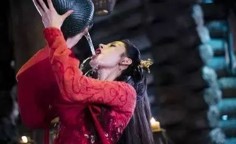 女星戏中喝酒:热巴娇嗔,杨幂唯美,赵丽颖高贵,林青霞成经典!