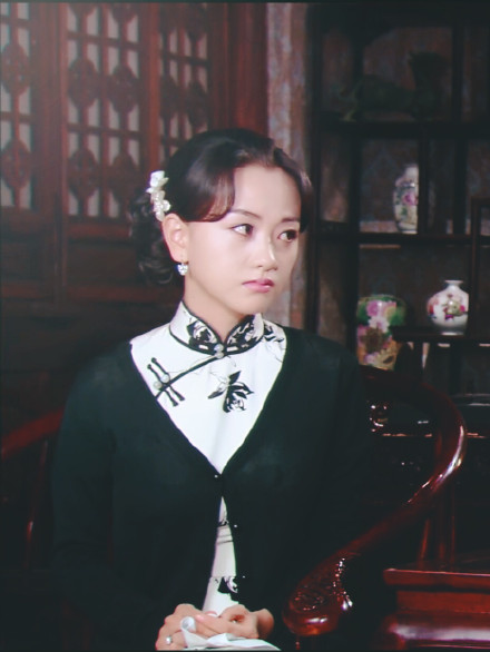 梁山cp再合体,杨蓉穿大红旗袍妩媚优雅,与张铭恩配了一脸!