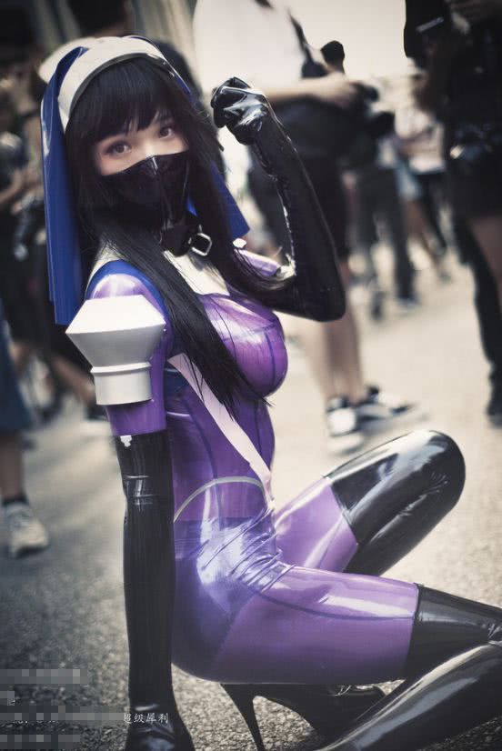 漫展的四位皮衣小姐姐,其中最穷的一个都穿塑料袋了!