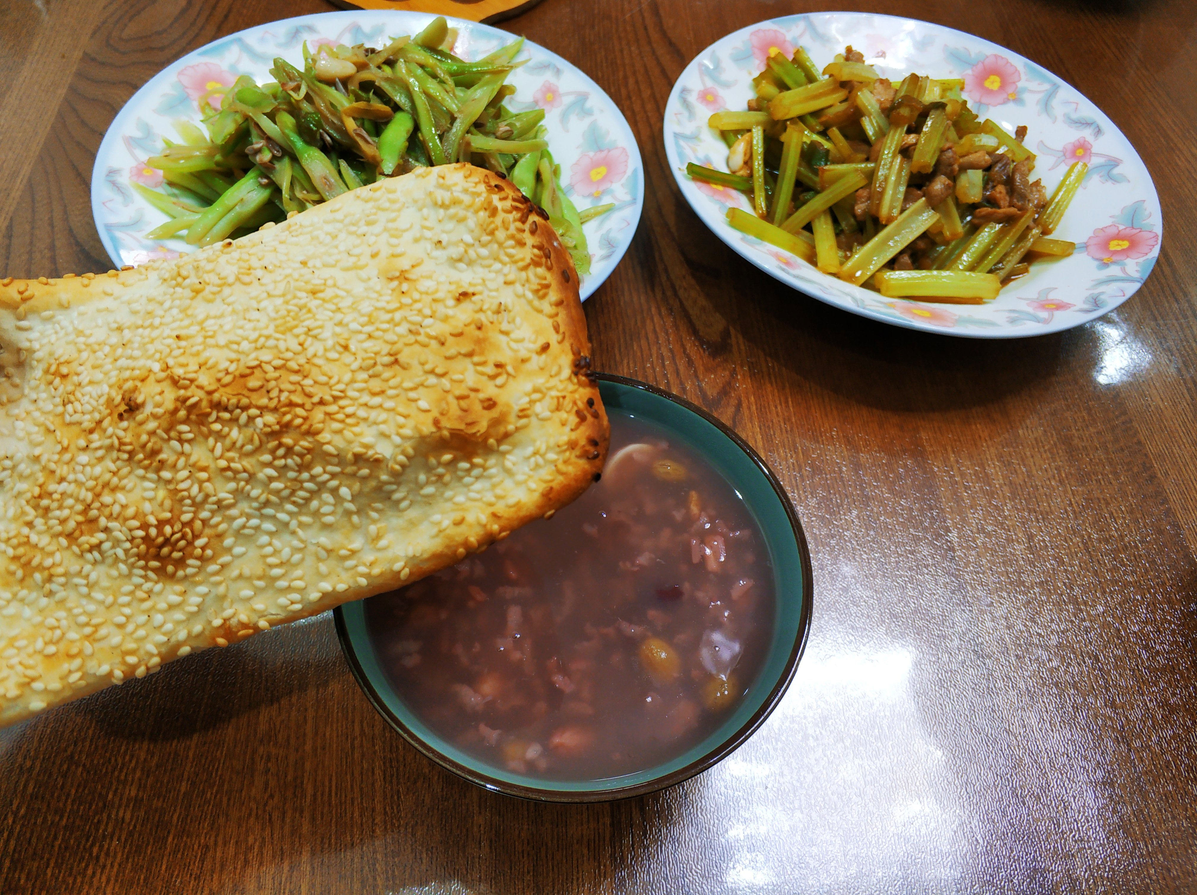 主食吃的是烤牌.