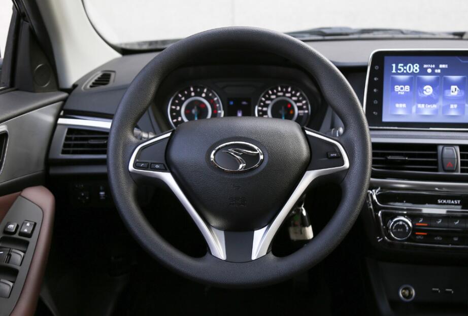 东南汽车-a5翼舞,外形设计大方很有创意,具有超高的运动范!