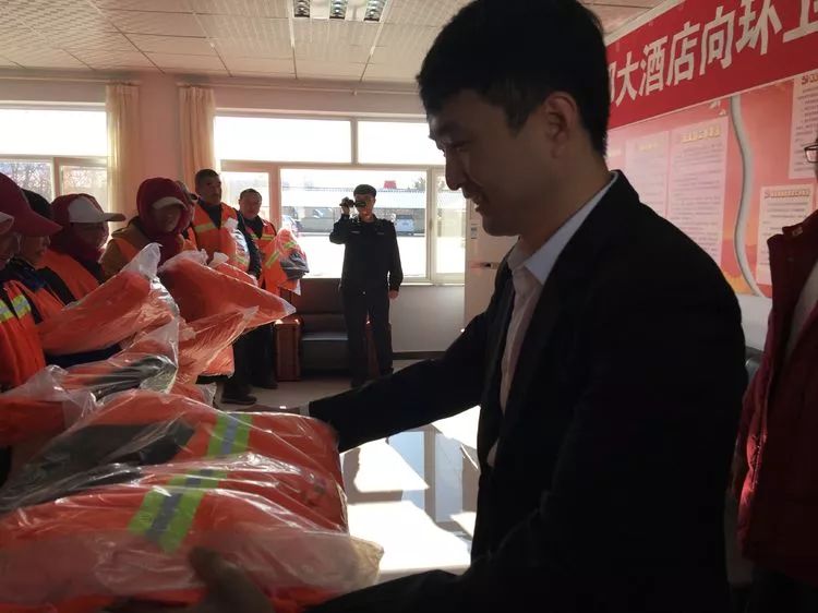 情暖冬日心连心——奈曼旗这家企业为城市美容师送来暖阳