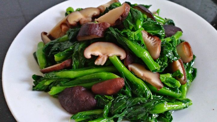 青菜头炒香菇的好吃做法,原汁原味,鲜嫩爽口,我家一周吃五次