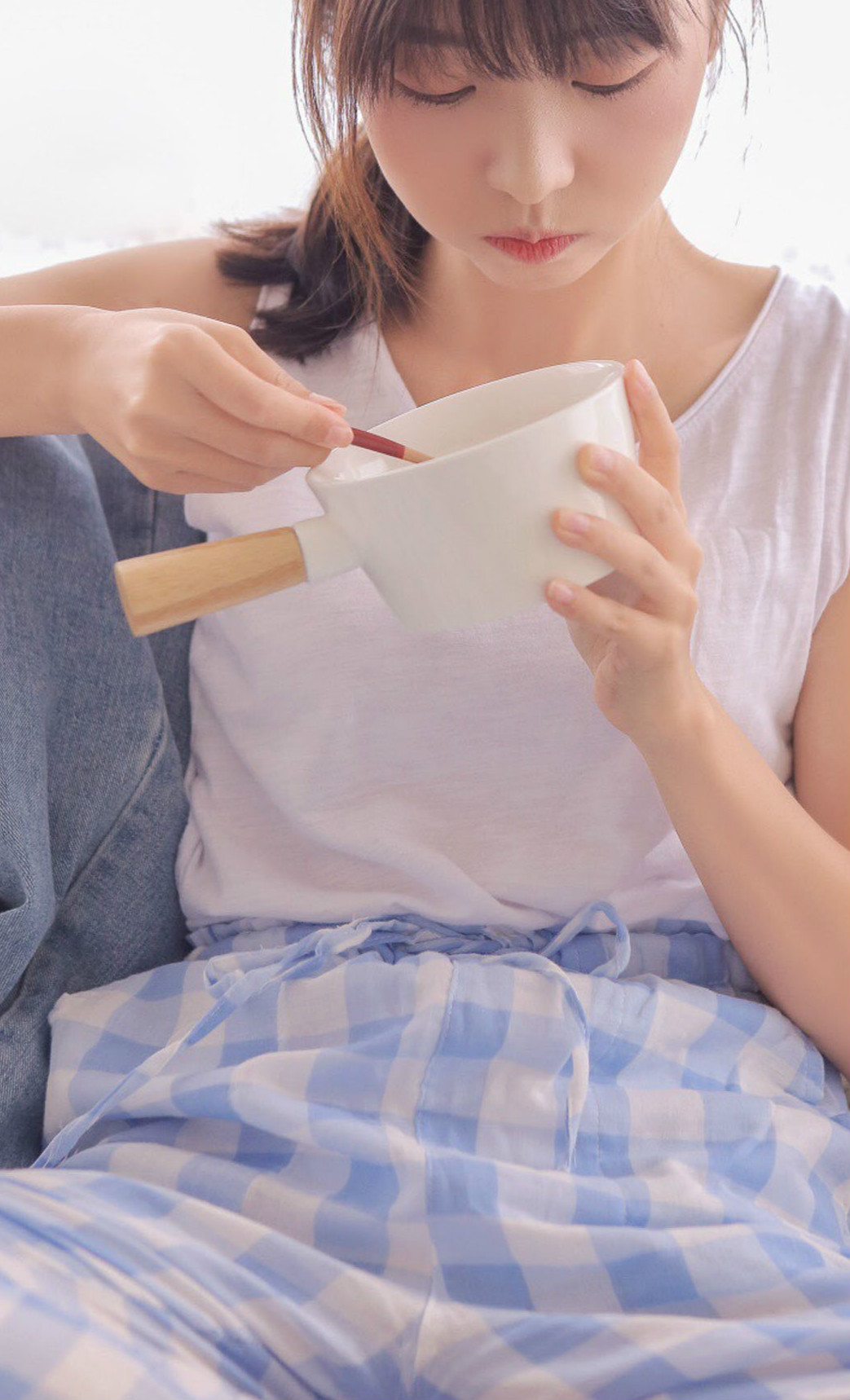 简单摄影:刚刚起床超级可爱的美少女