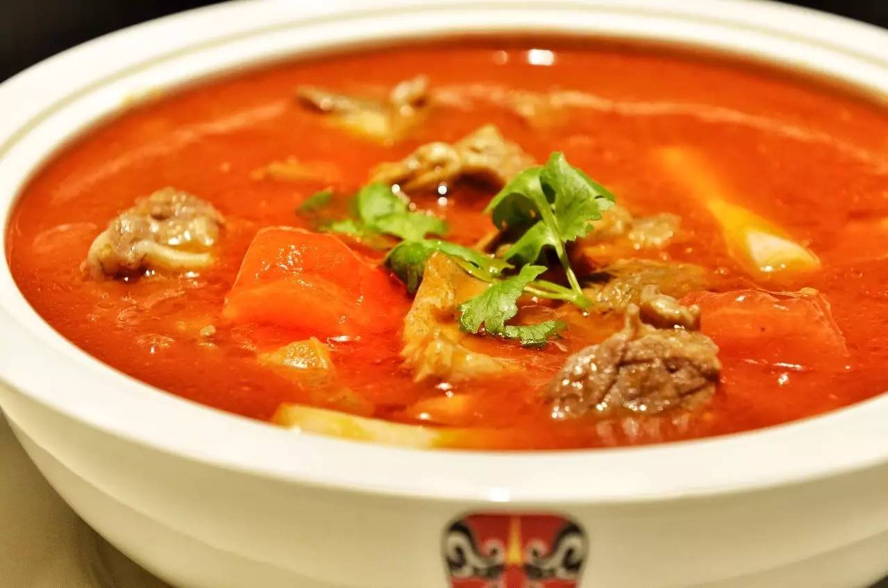 传统特色美食家庭版番茄牛腩汤的,真的是非常的情有独钟