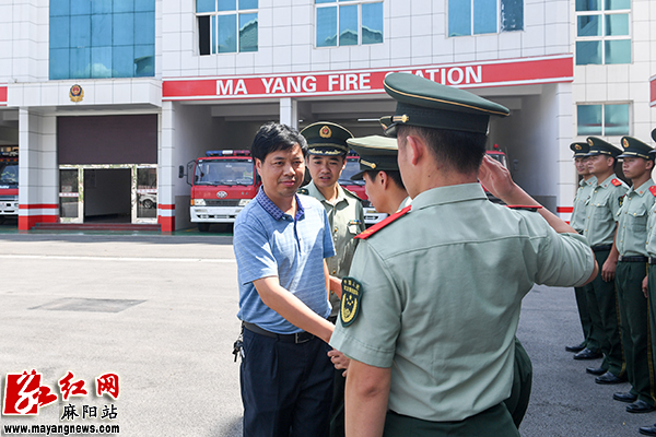 李兴华"八一"前夕慰问麻阳消防大队官兵