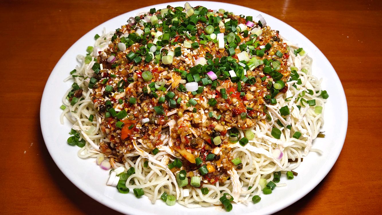 麻辣鸡丝凉面的传统川菜做法!这样做麻辣酸甜劲道可口!家常美味