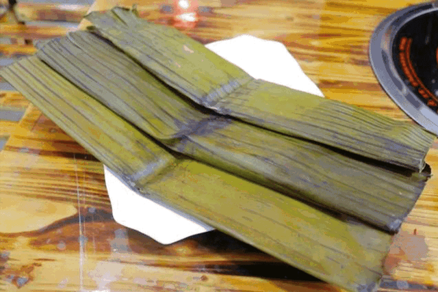 一边唱山歌传情,一边分享美食情侣粑