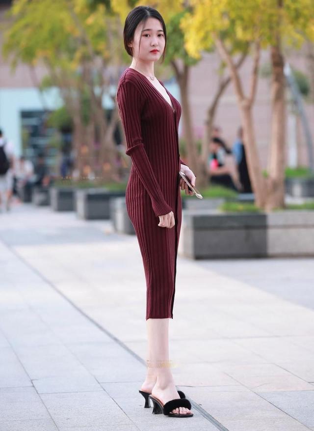 90后高挑的气质美女,成为道路上的焦点,美的不要不要的.