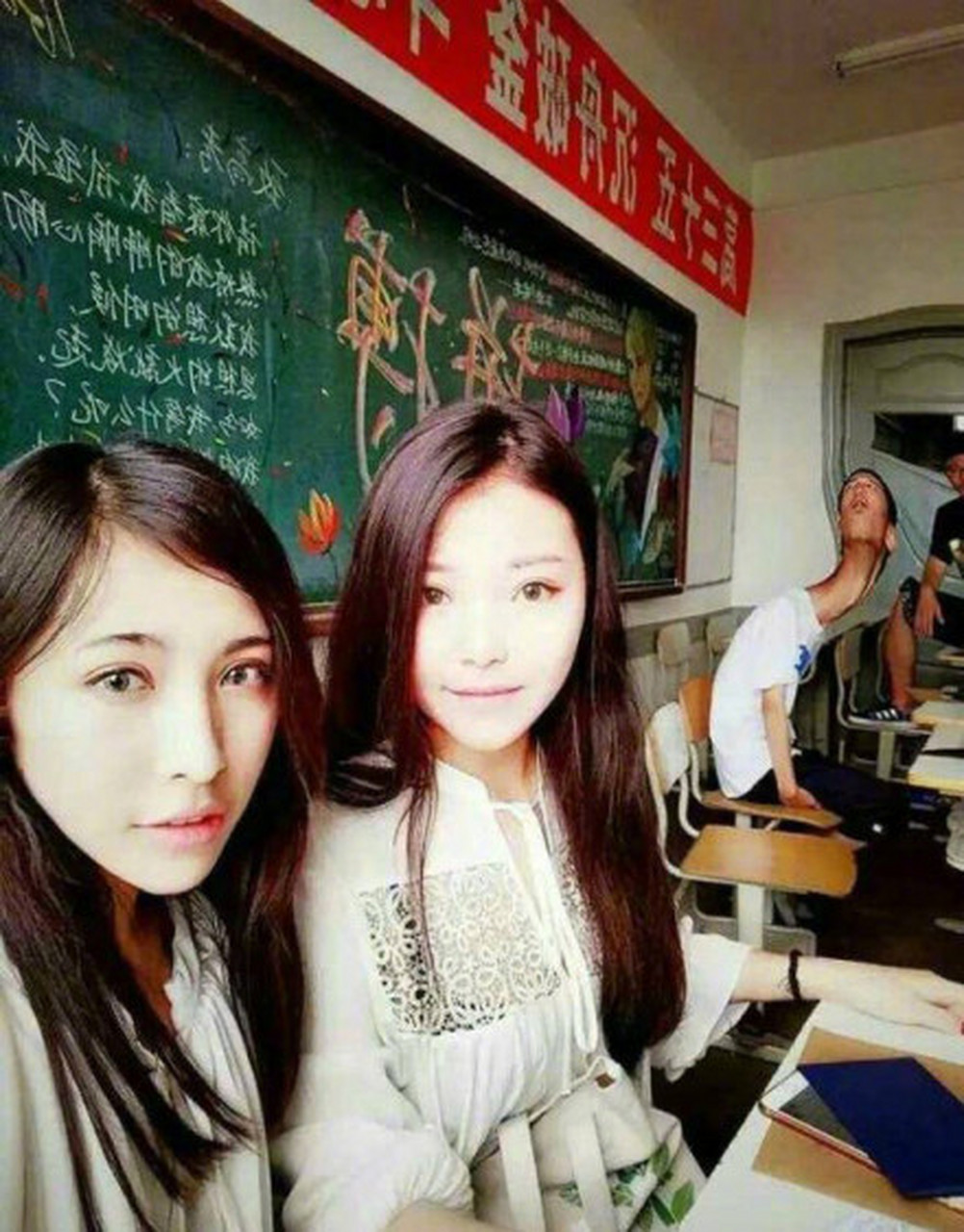 为了自己美,还真的不顾后面男生的死活了.