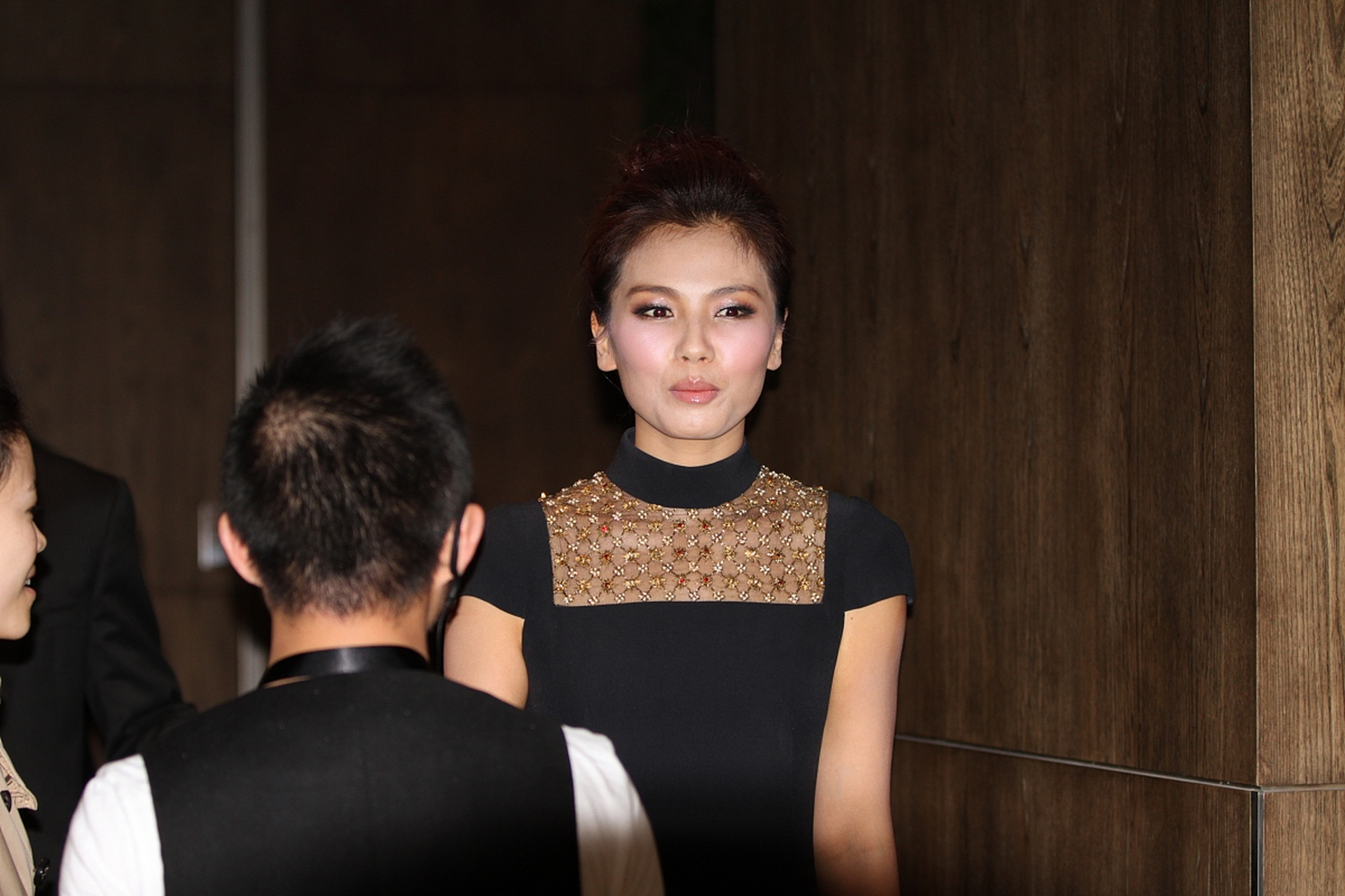 刘涛在采访中表示,她已经和丈夫正式离婚,并透露了丈夫因赌博欠下巨额