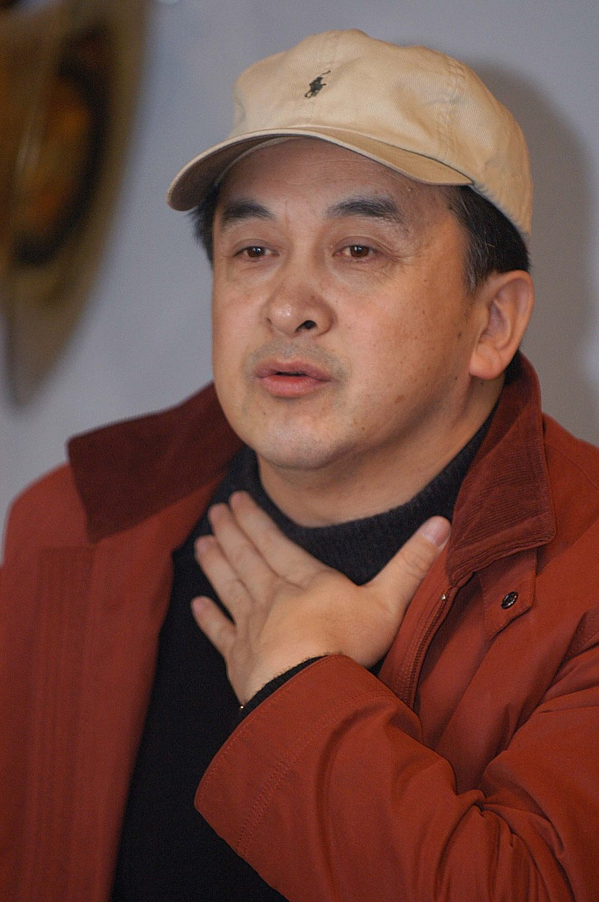 小品演员黄宏有些事做的不地道,比如2001年春晚小品超时五分钟,导致