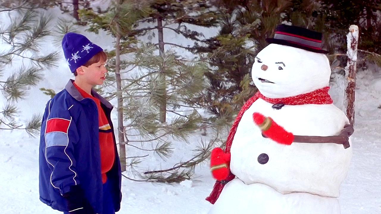 小男孩没事堆雪人,没想到雪人却活了过来,还让他叫爸爸!