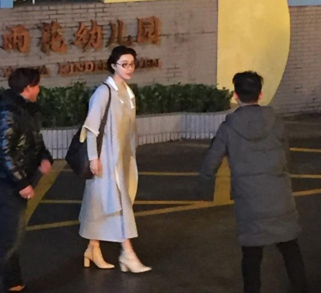 范冰冰南京拍戏,肤色白得发光,天黑都能认出她