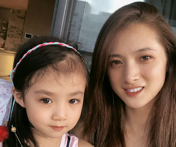 她是靳东初恋,搭档黄磊成名,4岁女儿美貌出众,丈夫身份却成谜