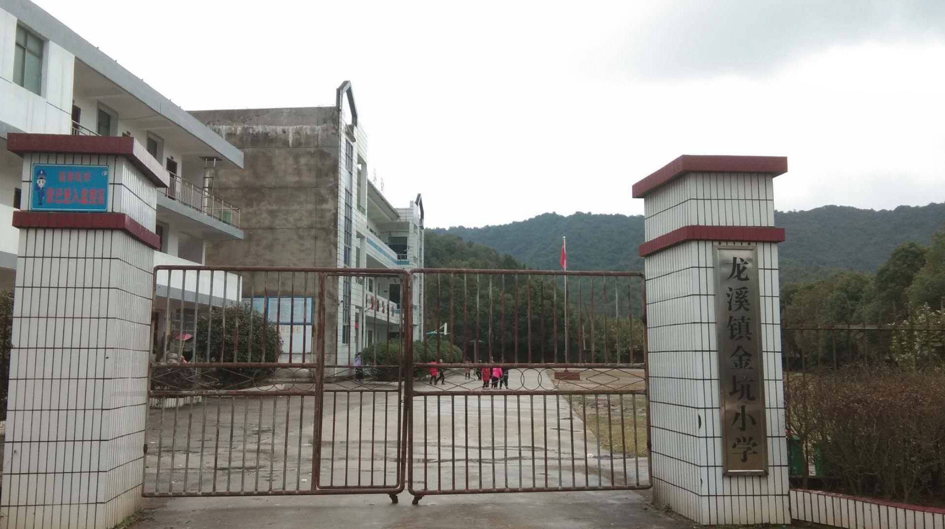 农村学校古老的谷壳灶,露天的食堂