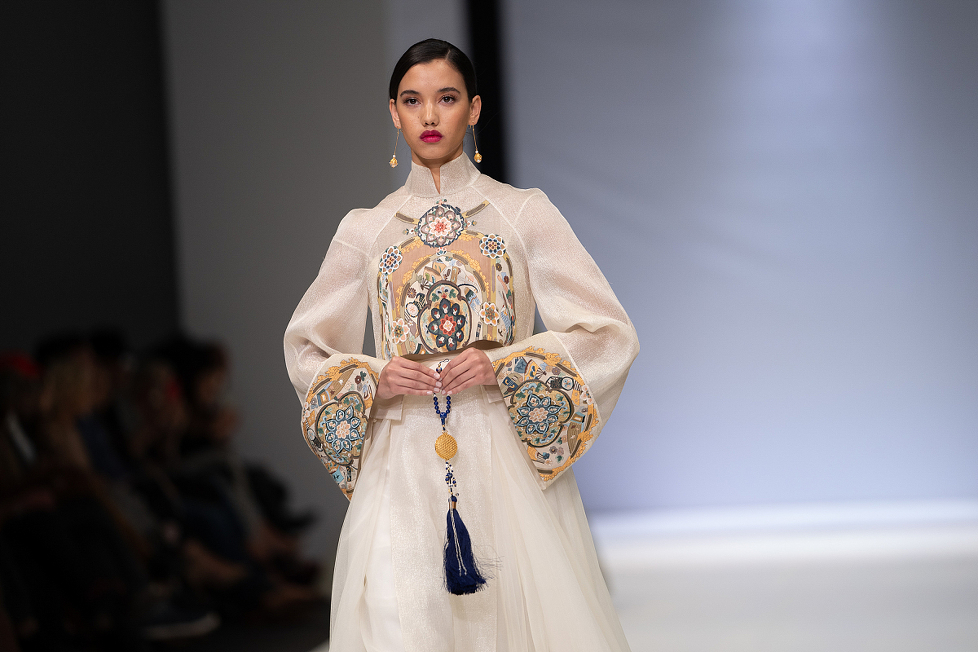 为提高传统云肩样式在现代服装中的转化运用而进行深入分析.