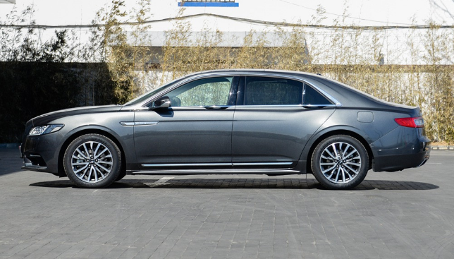 林肯大陆非常简洁大方的设计,车身线条流畅