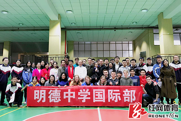 明德中学"特殊选修课 中美青年学习太极文化