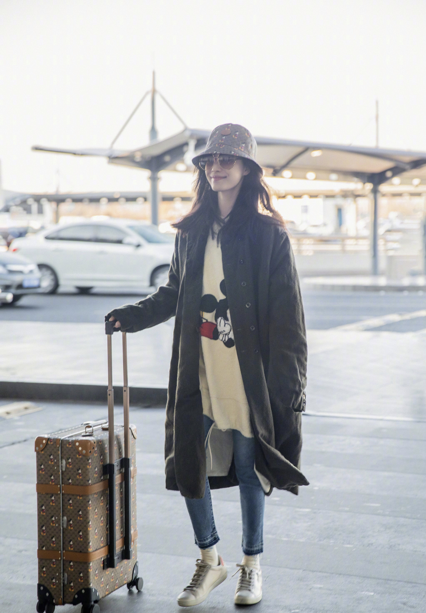 倪妮现身机场身穿红色米奇毛衣俏皮可爱,不会搭配还不快来补课