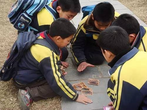 拍洋画 在桌子上或者地上,都能玩,用力大了,手掌都是疼的,小时候玩的