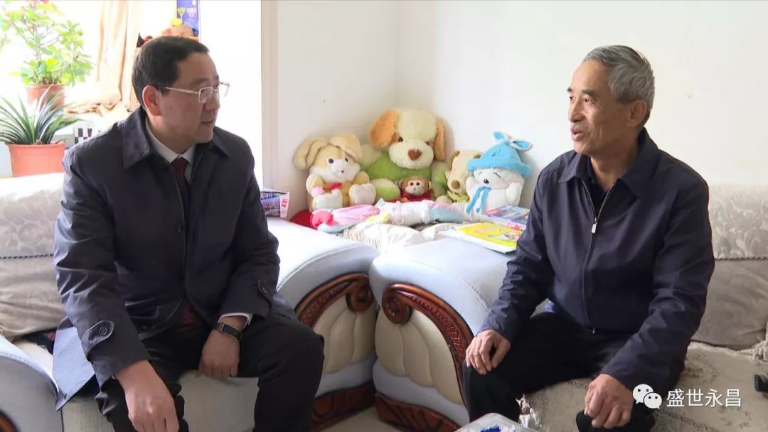 县委书记张政能慰问部分退休老党员