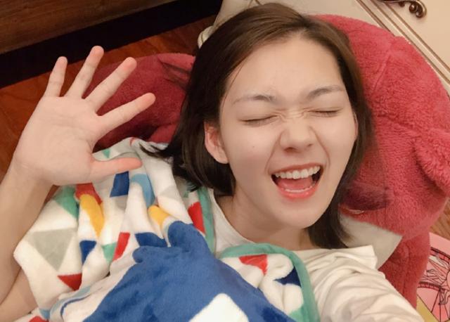 段奥娟晒素颜近照,黑眼圈太明显让人心疼,网友:不该放弃高考!