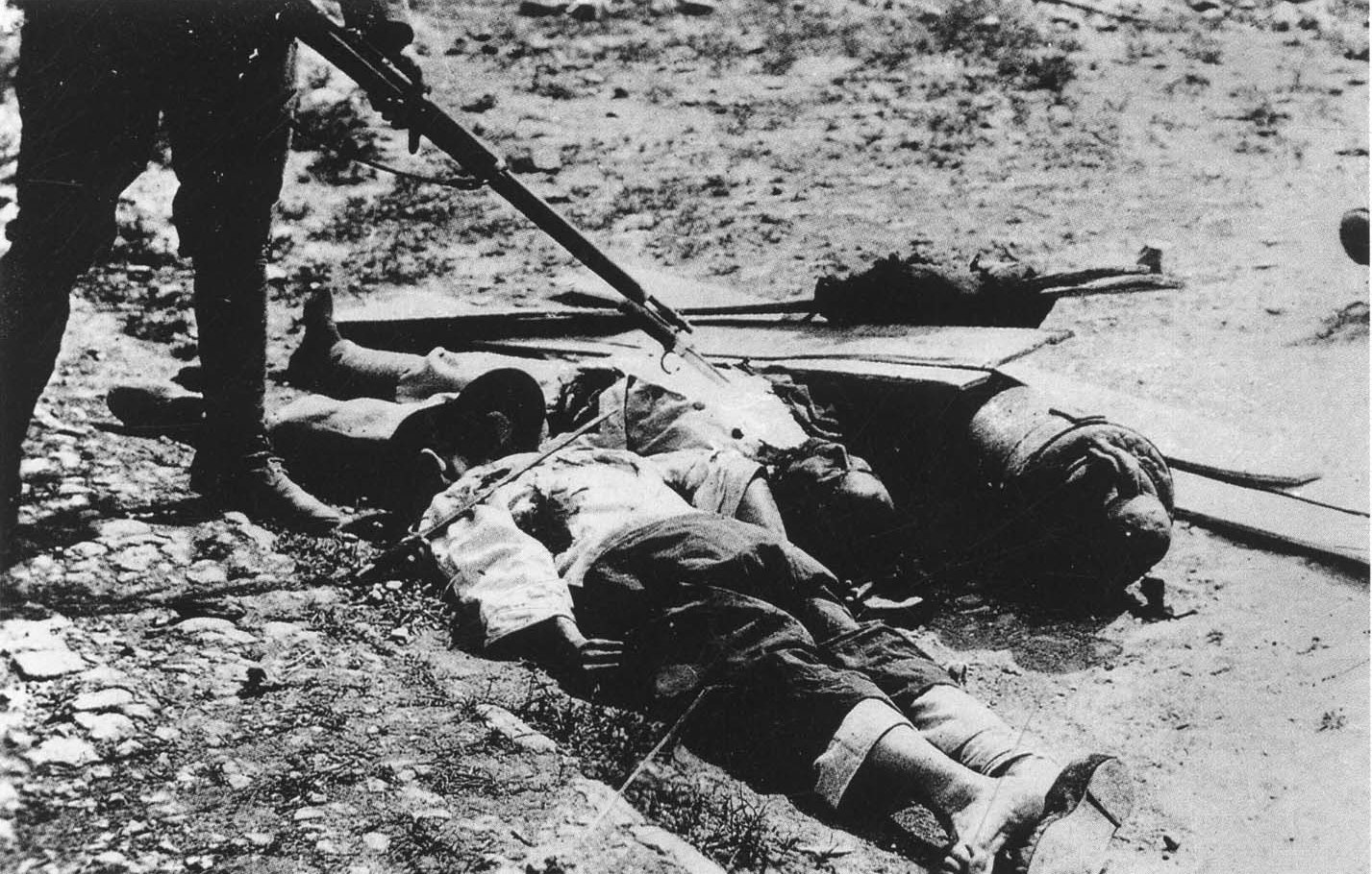 侵华老照片,鬼子趴着慰安所的窗户往里看,拿着假币去买单!