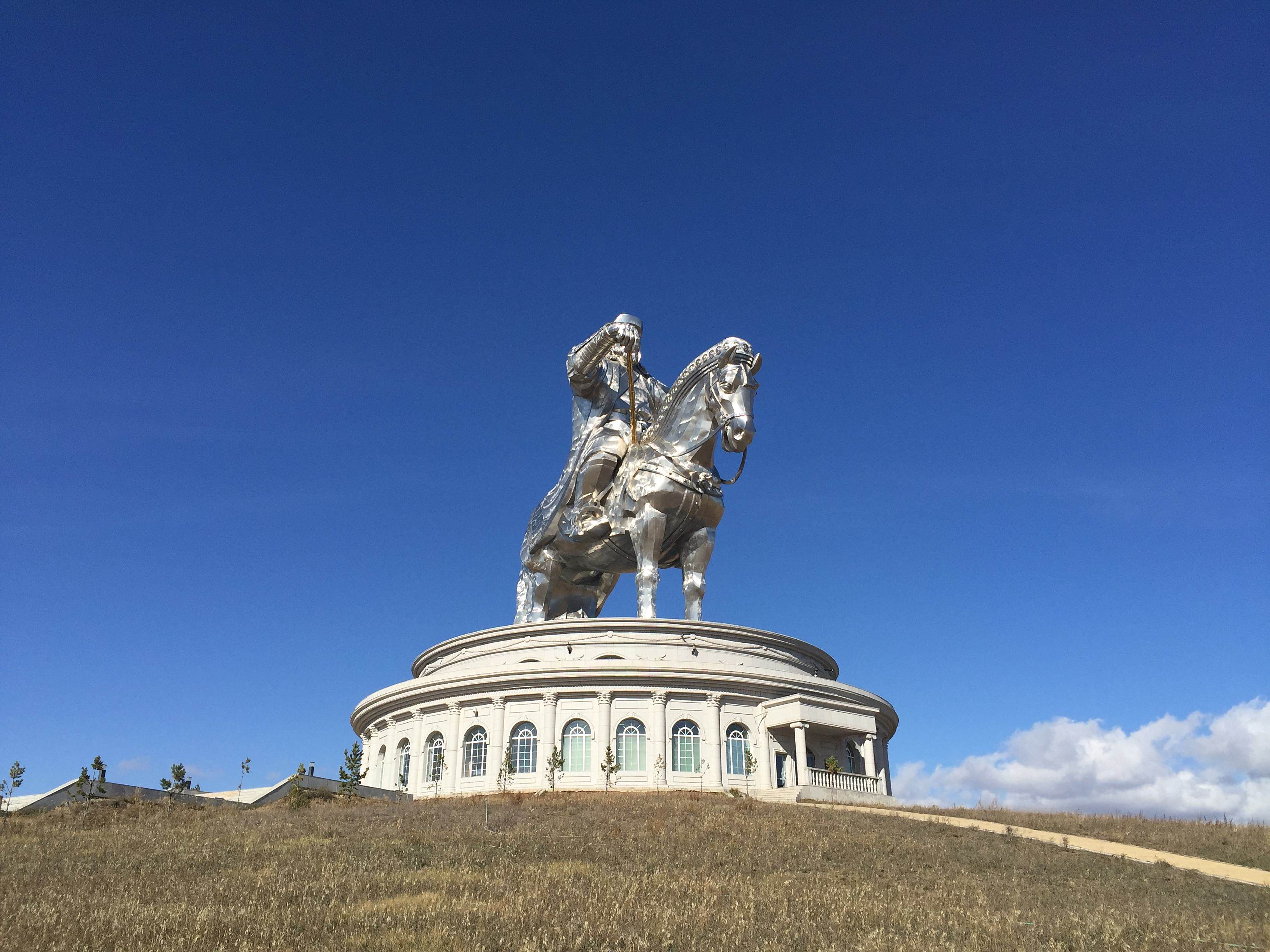 图片中的城市名为乌兰巴托市,意为"红色英雄城",是蒙古国的首都.