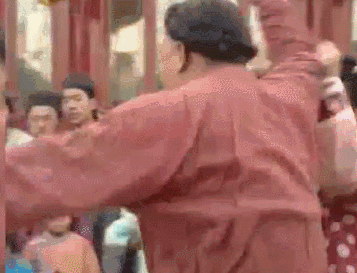在一旁看表演的小燕子看不过去,赶忙站出来制止.