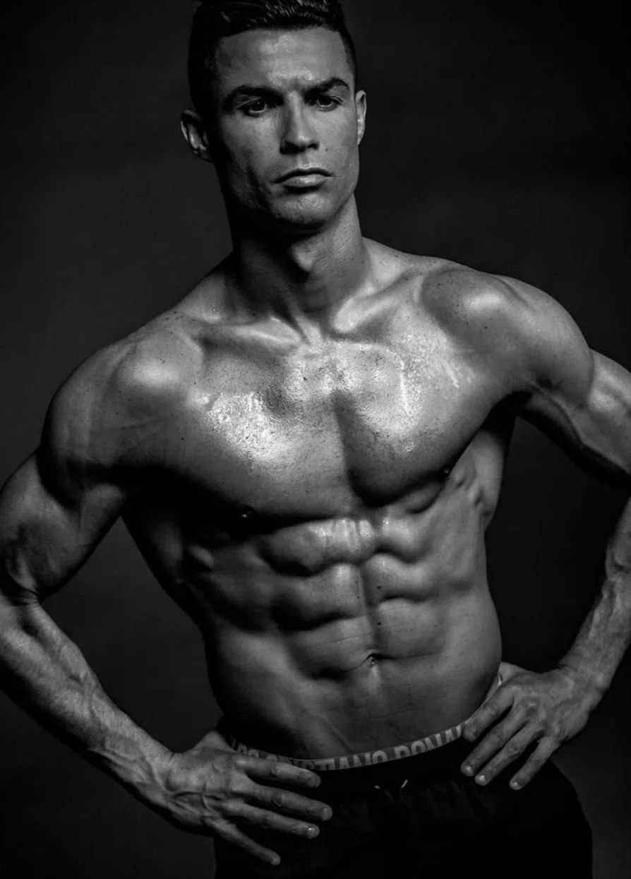 c罗最新肌肉照曝光,他的身体状态还是18岁