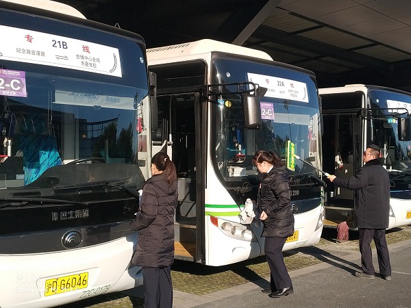 十三届二次会议胜利闭幕,21a专线巴士随后准时将市政协委员送回站点