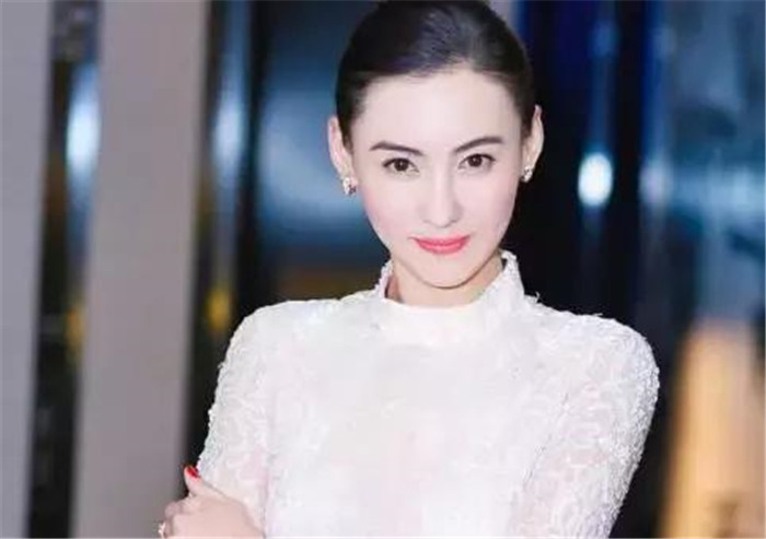 张柏芝周星驰共同现身,星爷已白发苍苍,还直接勾起张柏芝下巴?