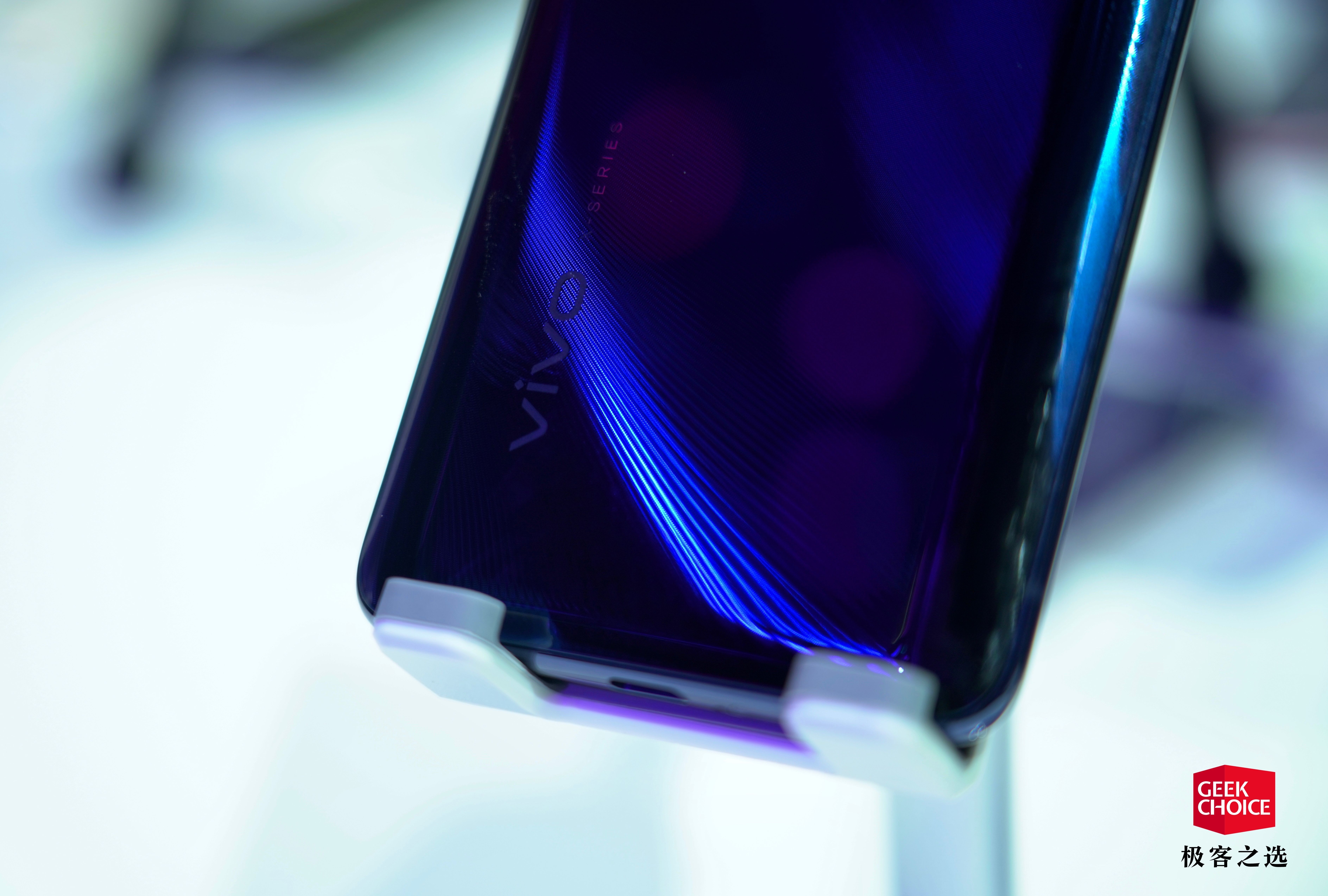 vivo x27 系列上手:无刘海「真·全面屏」,光效升降式摄像头