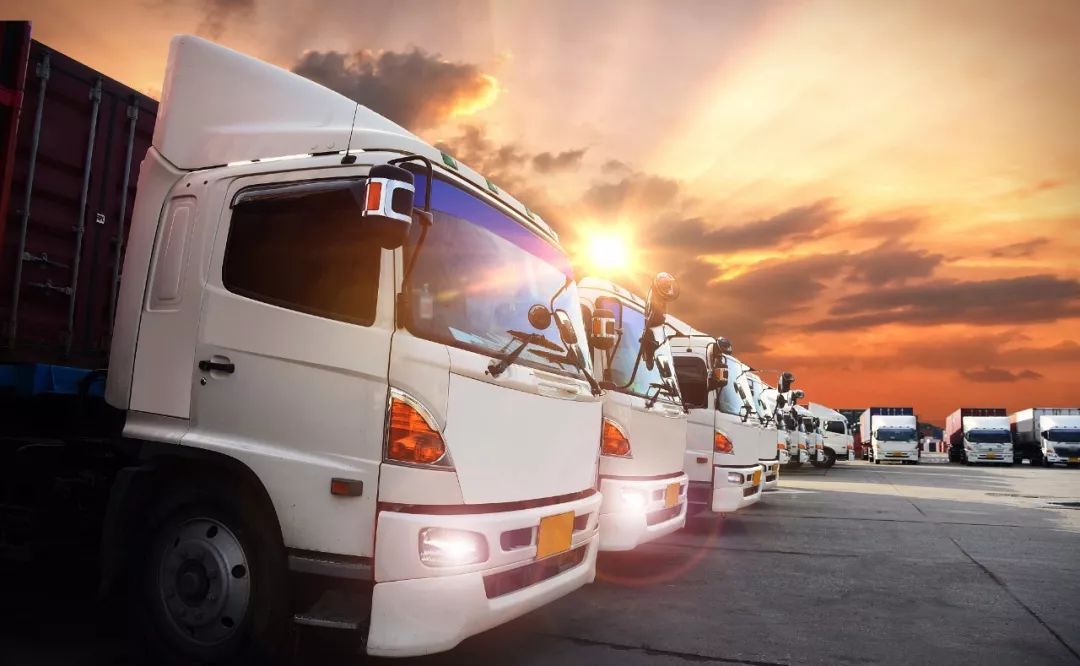 贵阳货车帮ceo罗鹏走上代表通道,讲了一个故事,引得满堂彩