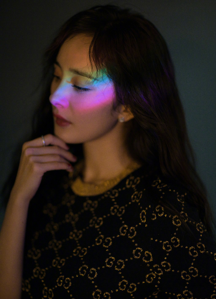 杨幂八月行程公开 闭关拍戏蜜蜂开启云追星模式