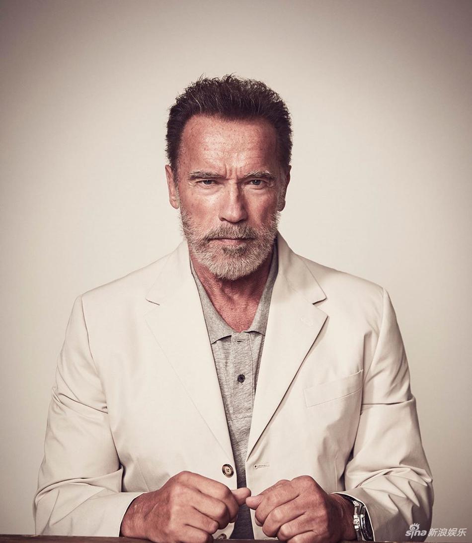 组图:硬汉施瓦辛格穿皮衣皮靴炫酷出动 开红色摩托车上路