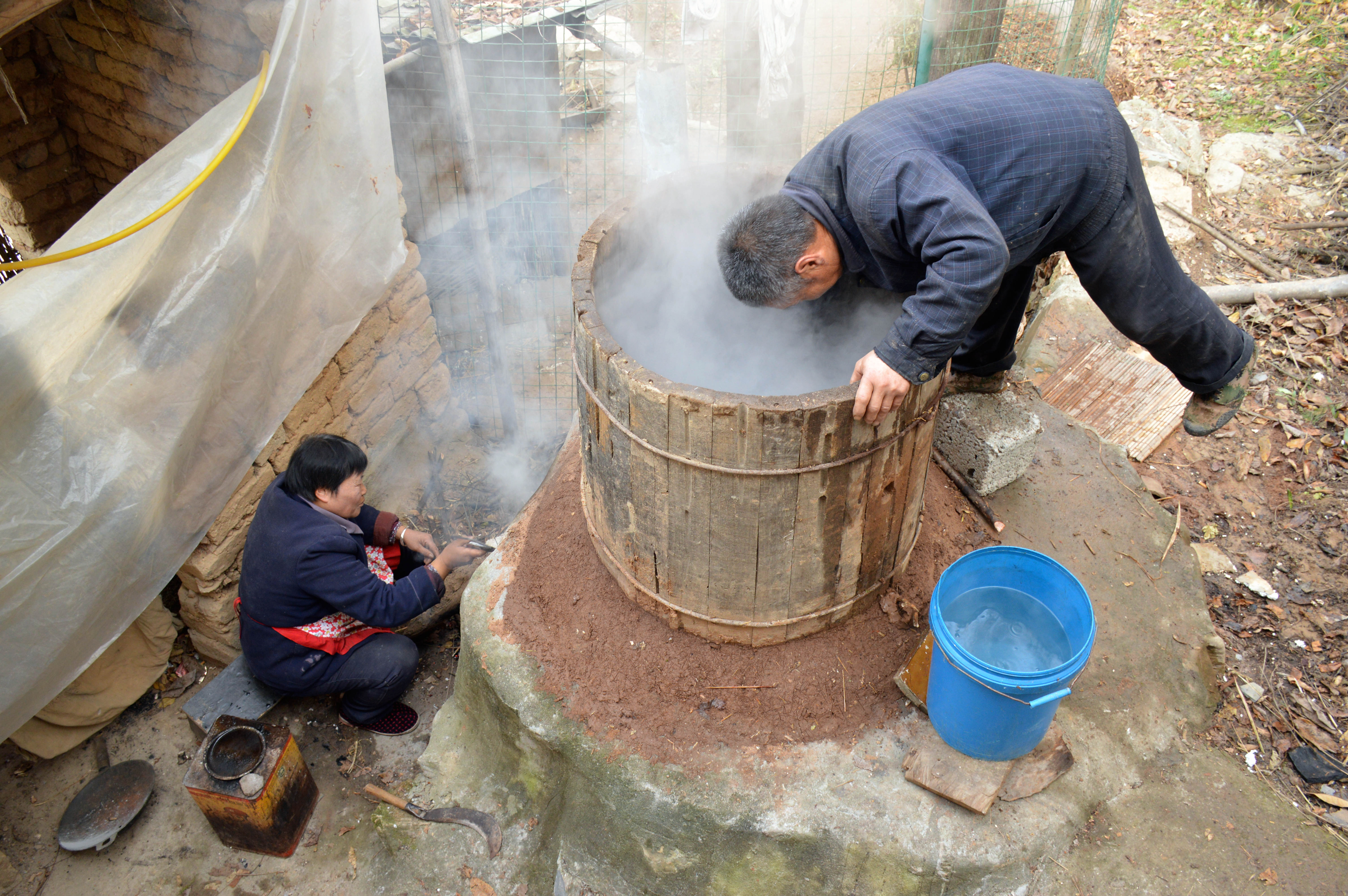 农村大叔古法烤甘蔗酒 一年烤400斤只喝不卖