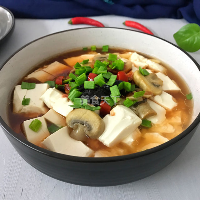 超下饭的蘑菇炖豆腐,食材简单,做法简单,营养却丰富