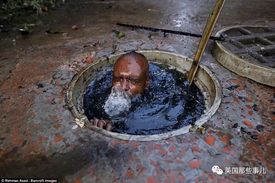 他们被称为"清屎人",干着最脏最累最危险的工作,日薪7英镑