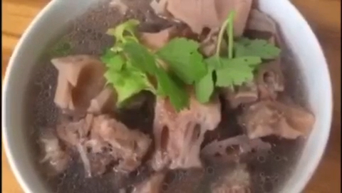 莲藕排骨汤简单的制作方法,这道汤营养价值很高,有去火的功效!
