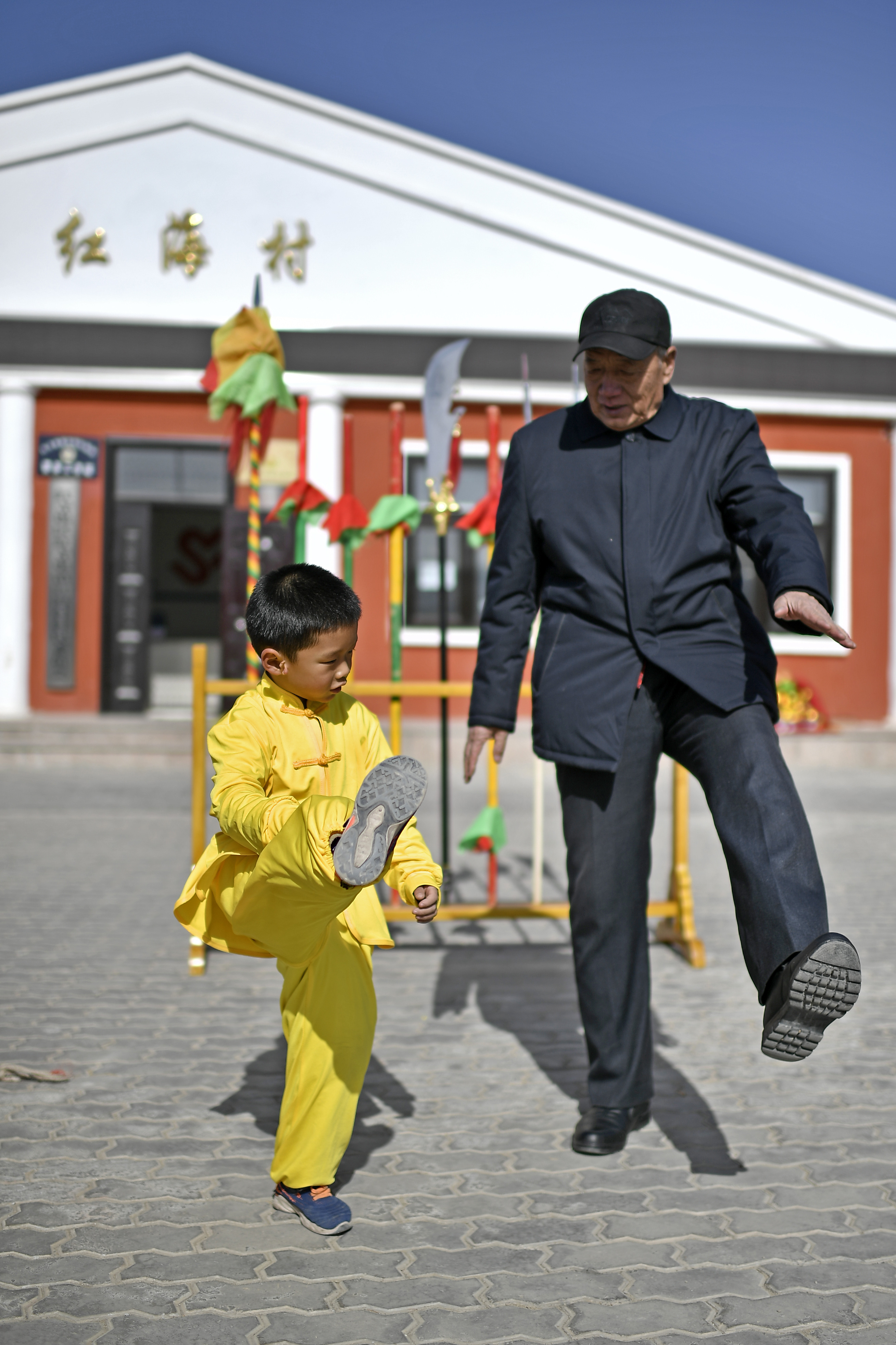 祖孙四代舞狮迎元宵(5)
