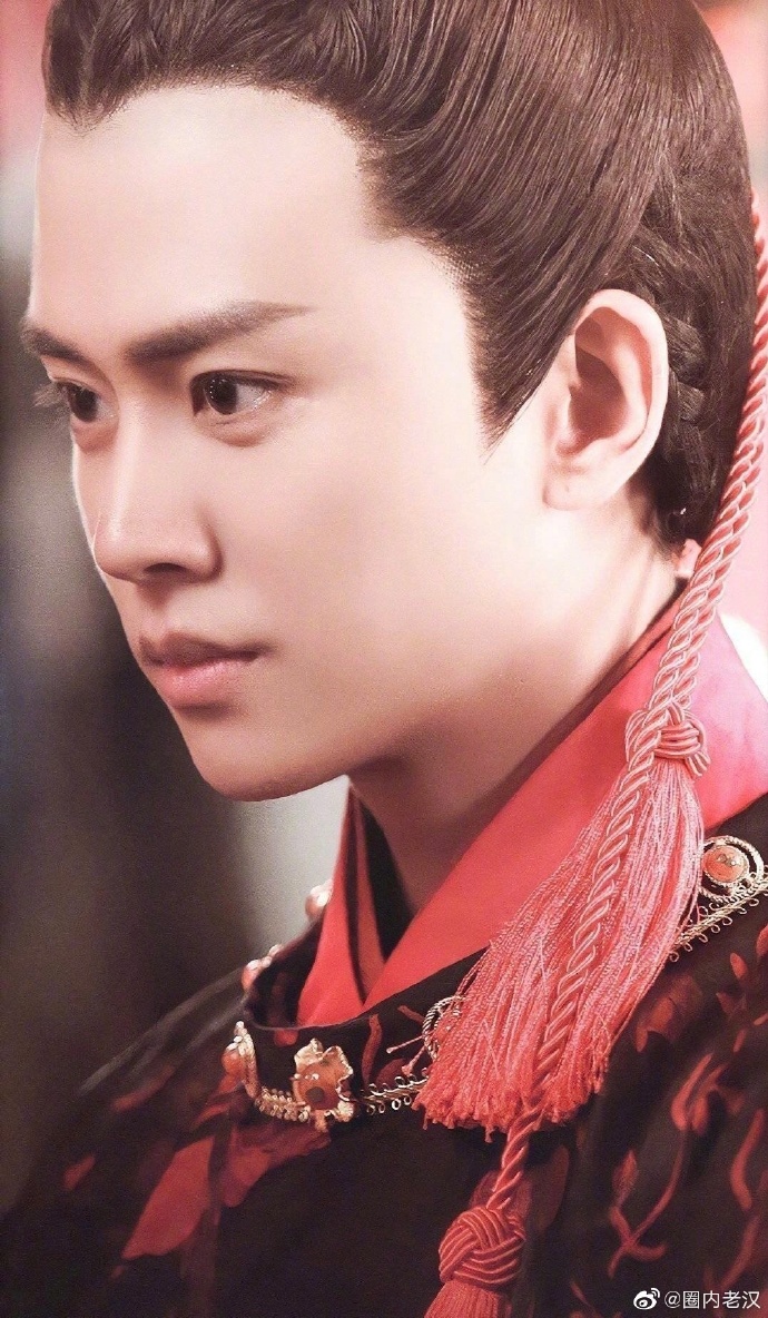 影视剧中一眼沦陷的角色# 日常沉迷任嘉伦的陆大人不可自拔,嘴角浅浅