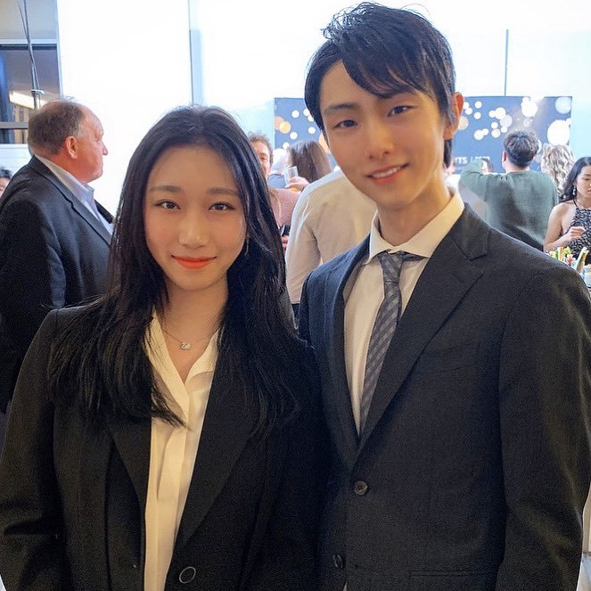 笑容更是让人完全没有抵抗力,在和女生合影时,只能说羽生结弦太像女生