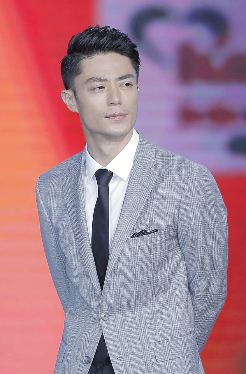 不是因为跟老婆林心如晒恩爱,而是有网友爆料,在北京胡同偶遇霍建华