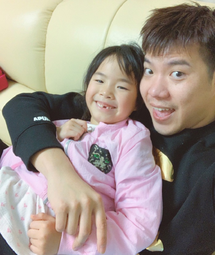 黄奕女儿近照曝光,颜值意外成焦点,笑起来和黄毅清越来越像!