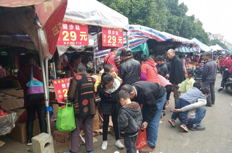 走进广西宾阳县黎塘镇,人山人海的集市,顿时浓浓的乡愁涌上心头