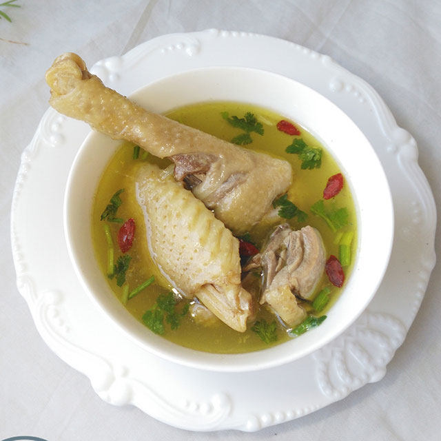 清炖土鸡汤,肉嫩骨脱汤汁清纯鲜美,超级下饭