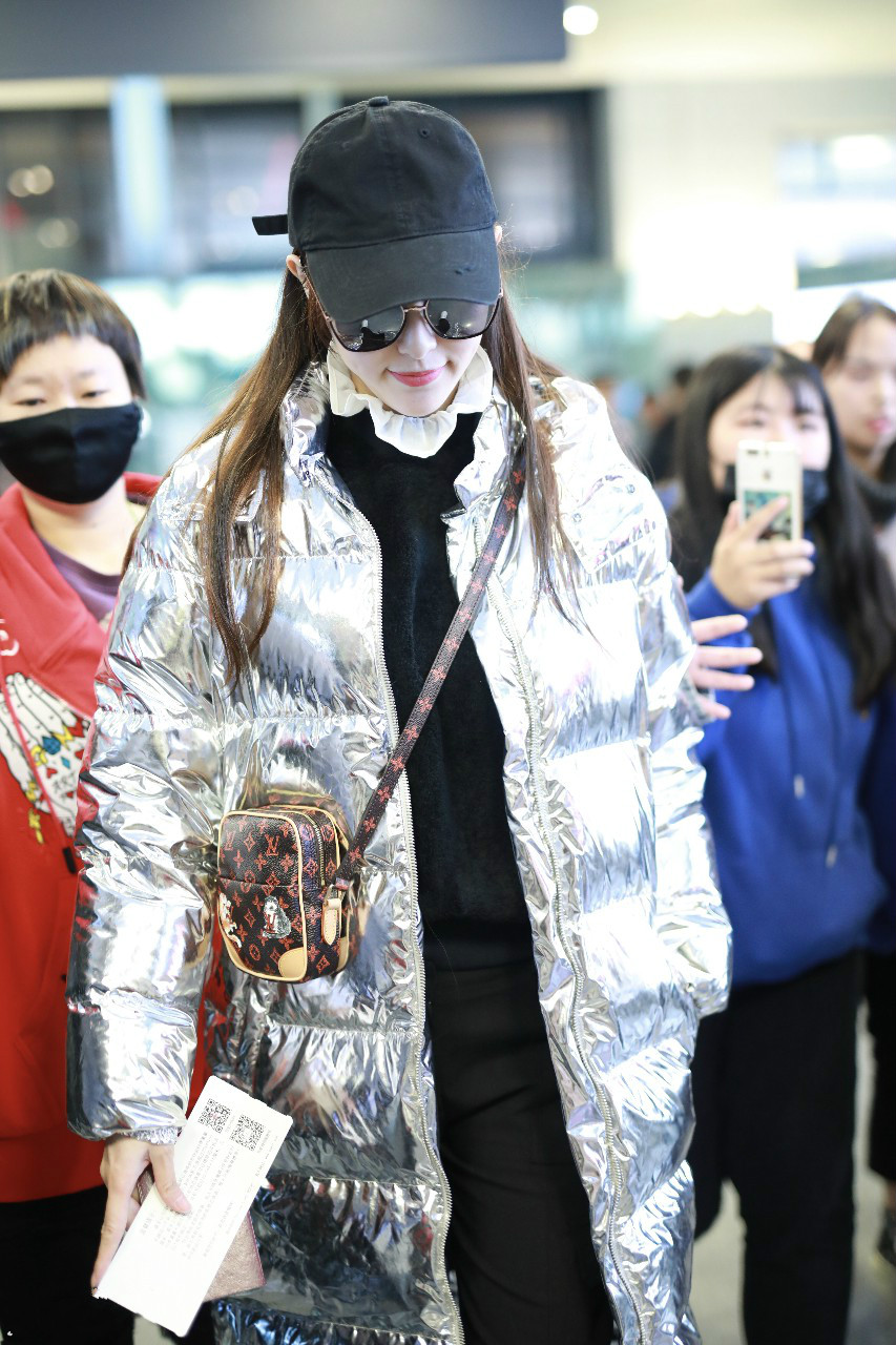 唐嫣穿银色羽绒服现身机场,戴黑色棒球帽和墨镜皮肤白皙