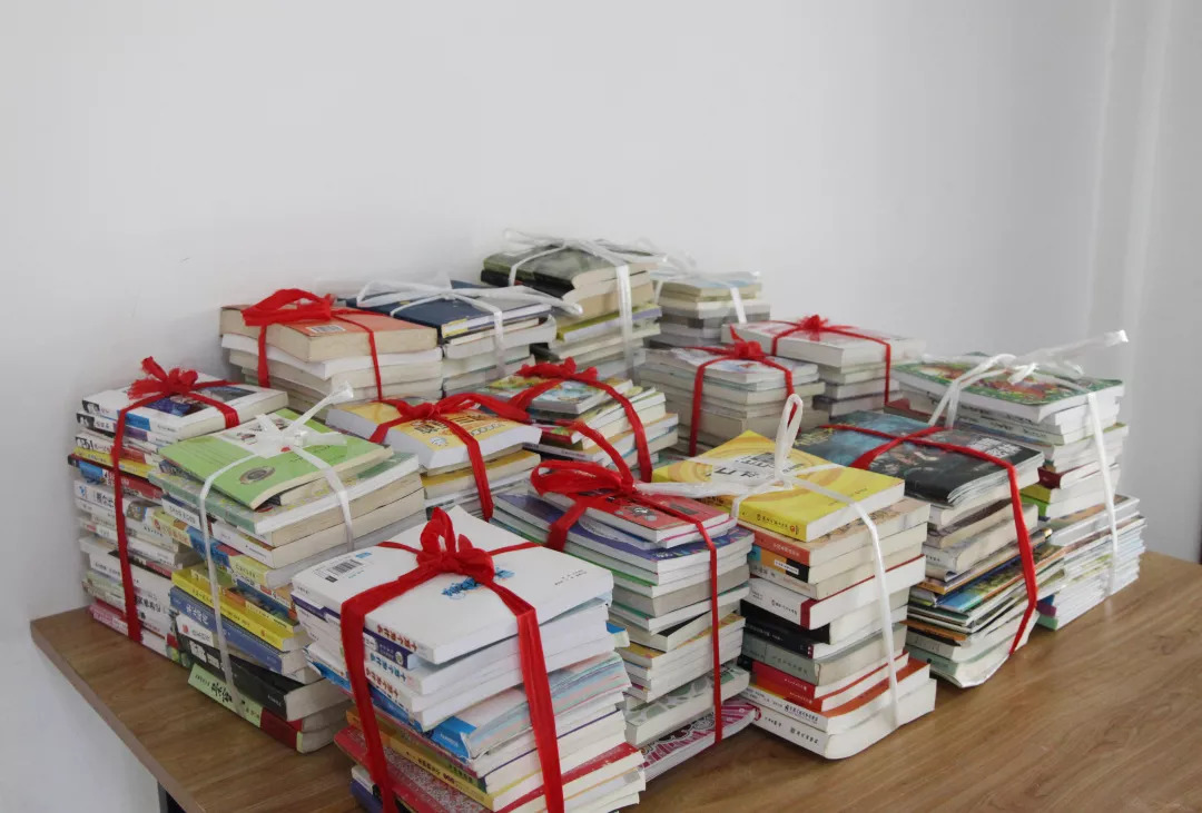 "阅读伙伴 共同成长"图书捐赠公益活动丰富乡村孩子的金色童年